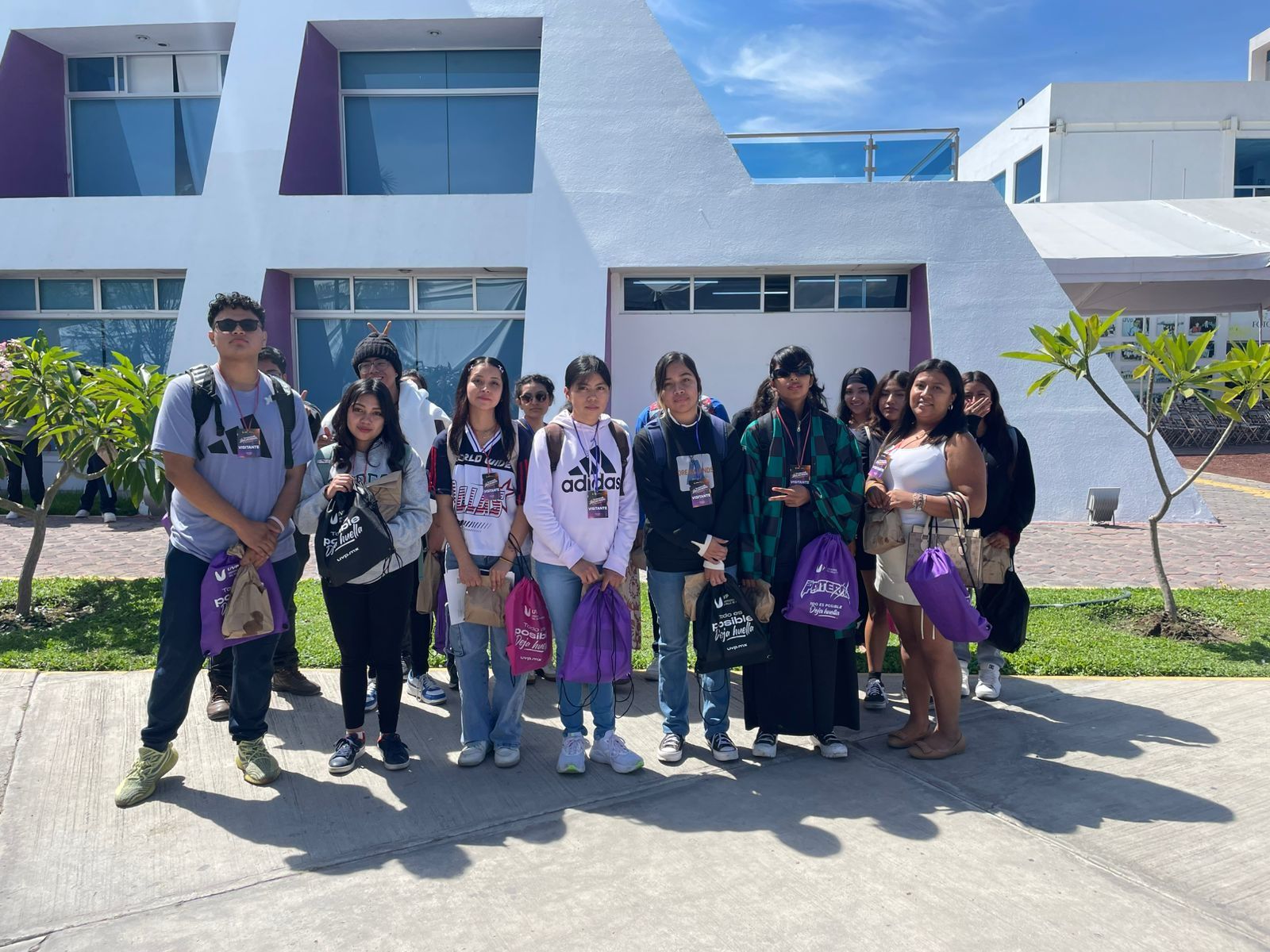 Estudiantes visita Universidad