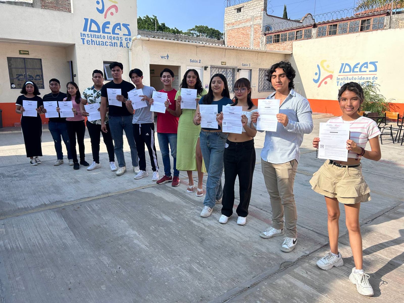 Egresados celebrando su logro académico